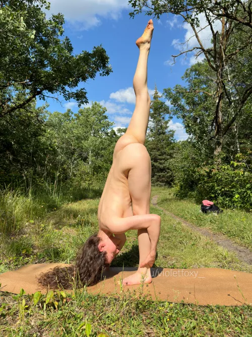 Sunshine standing split
