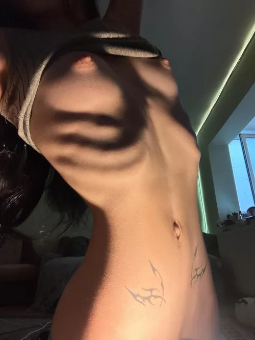 A perfect view of my pretty ribs