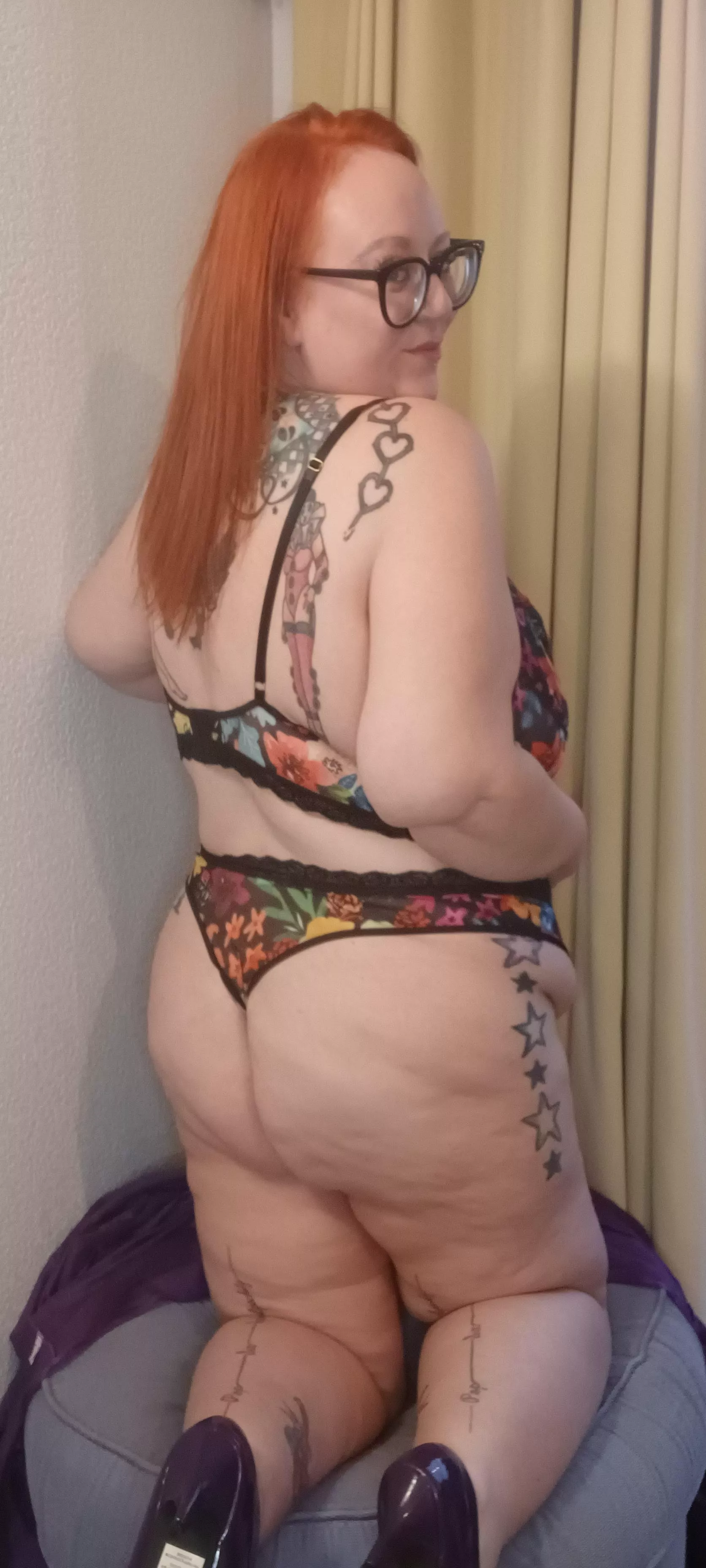 Full-figured flirt in florals