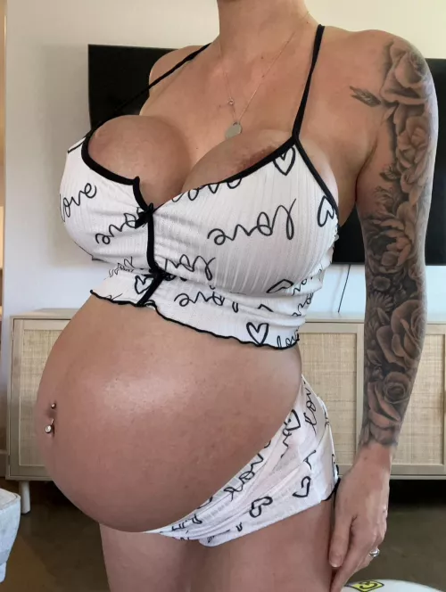 I hope one person stops to like my pregnant selfie 