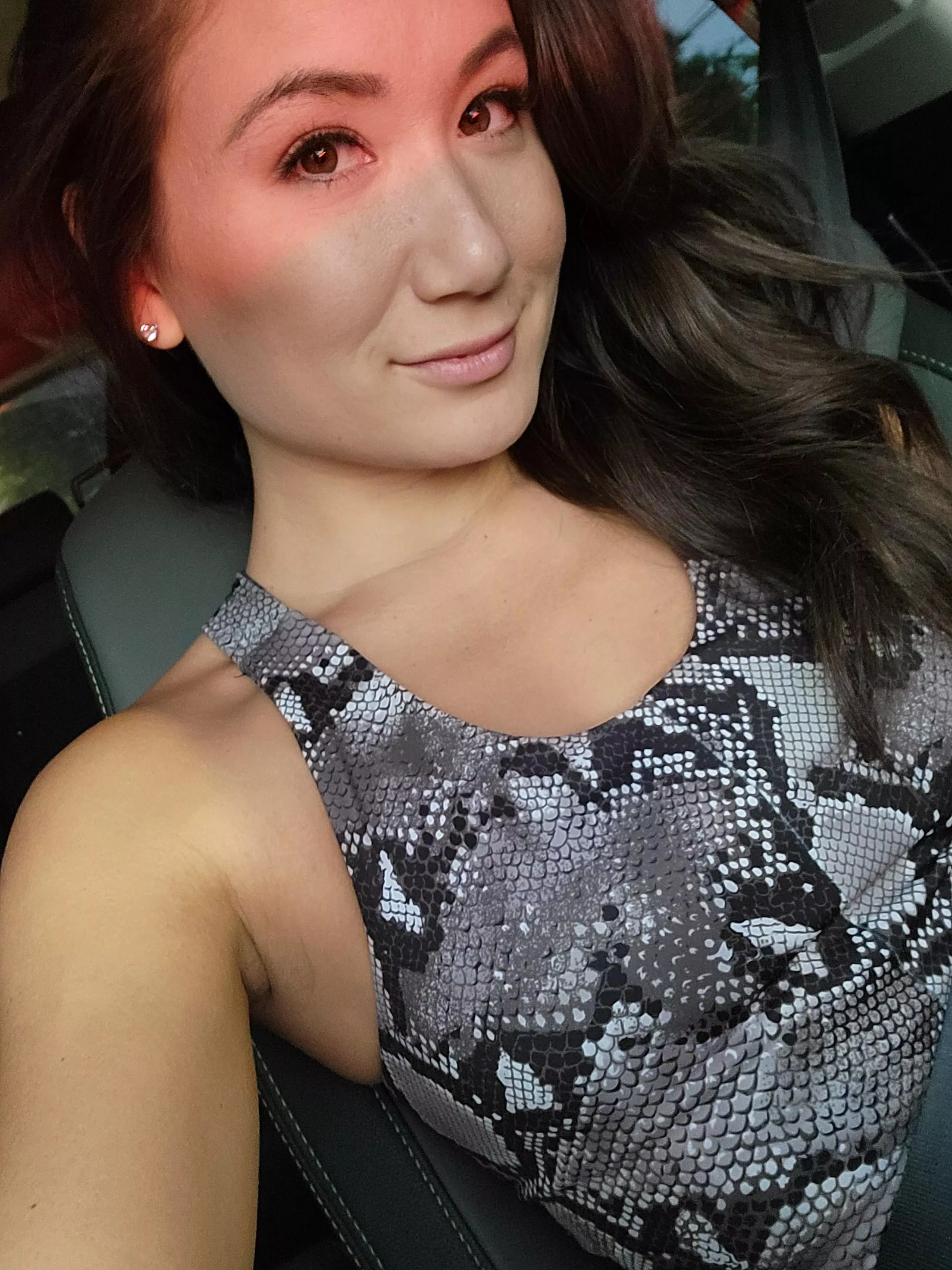 Driving with a side of flirt thought you’d like this cheeky snapshot