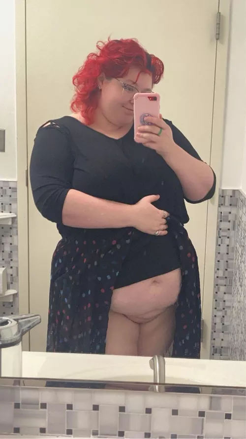 [F21] Redhead with no panties at work…I totalllyyy “forgot” to put them on this morning oops