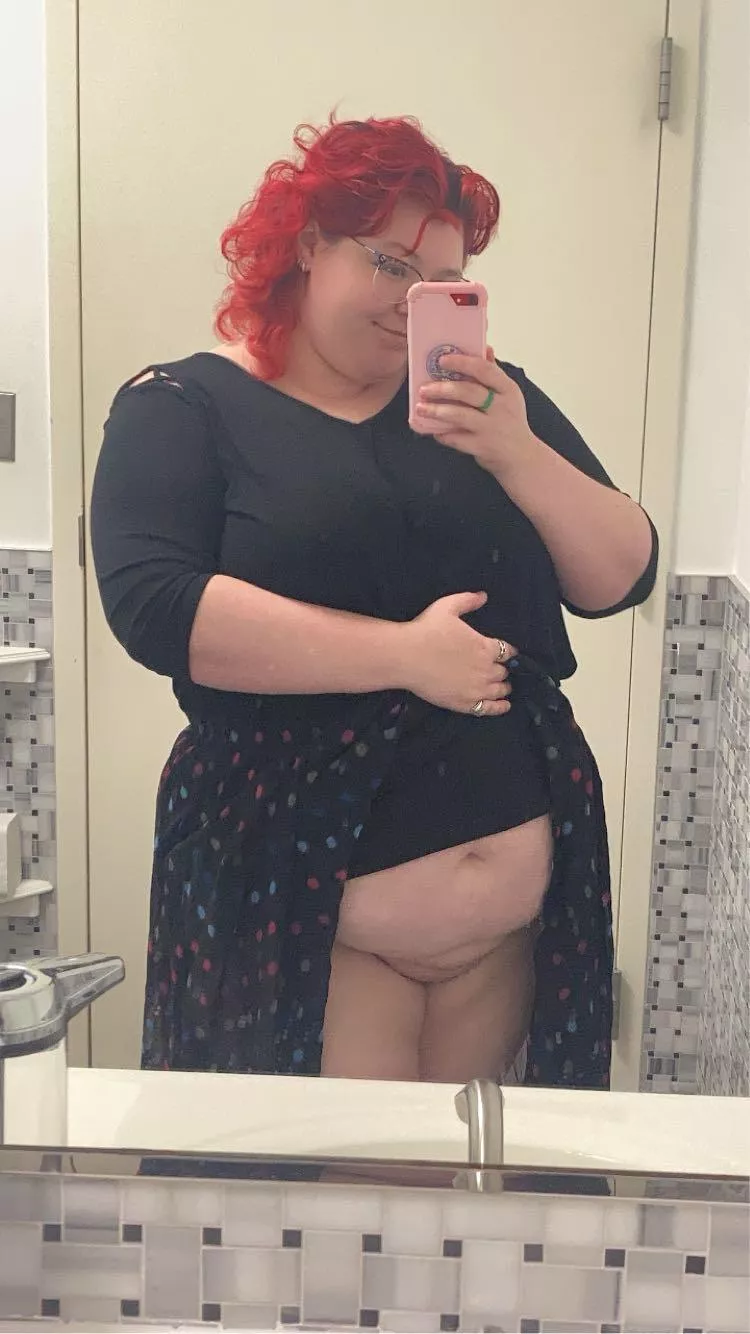 [F21] Redhead with no panties at work…I totalllyyy “forgot” to put them on this morning oops