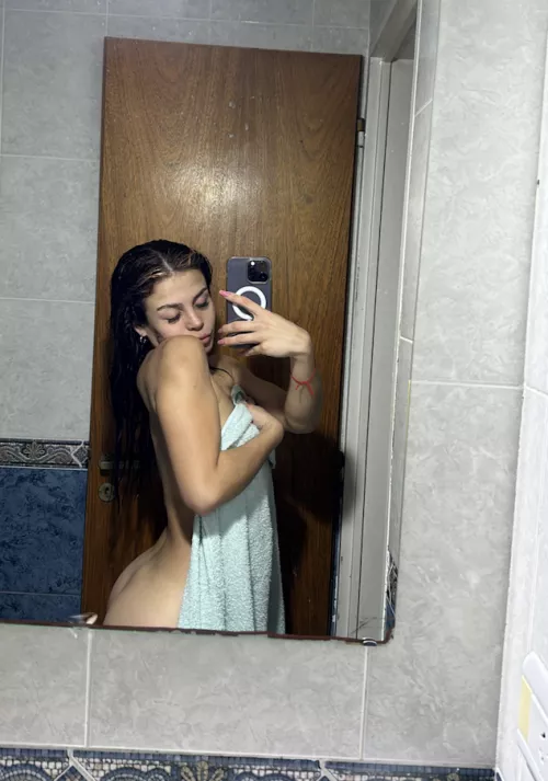 Fresh out the shower, need a tongue between my ass rn