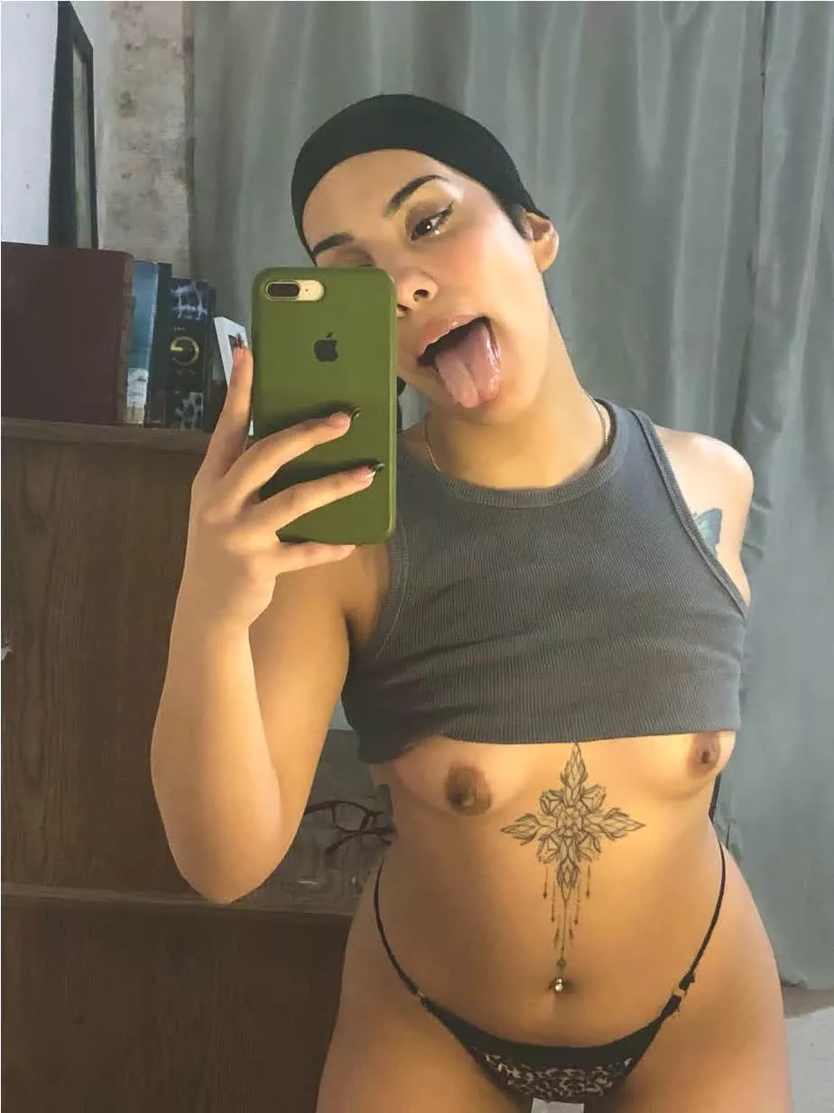 I love to show my nudes to older men ;)