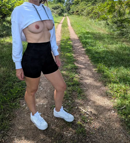 [IMG] Cropped sweatshirt on the trail