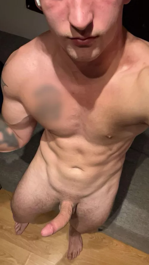 Just a dickpic is so boring. Here, enjoy some bicep veins and abs too;) [19]