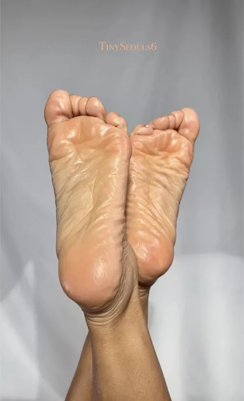 Shiny & wrinkled soles ☀️