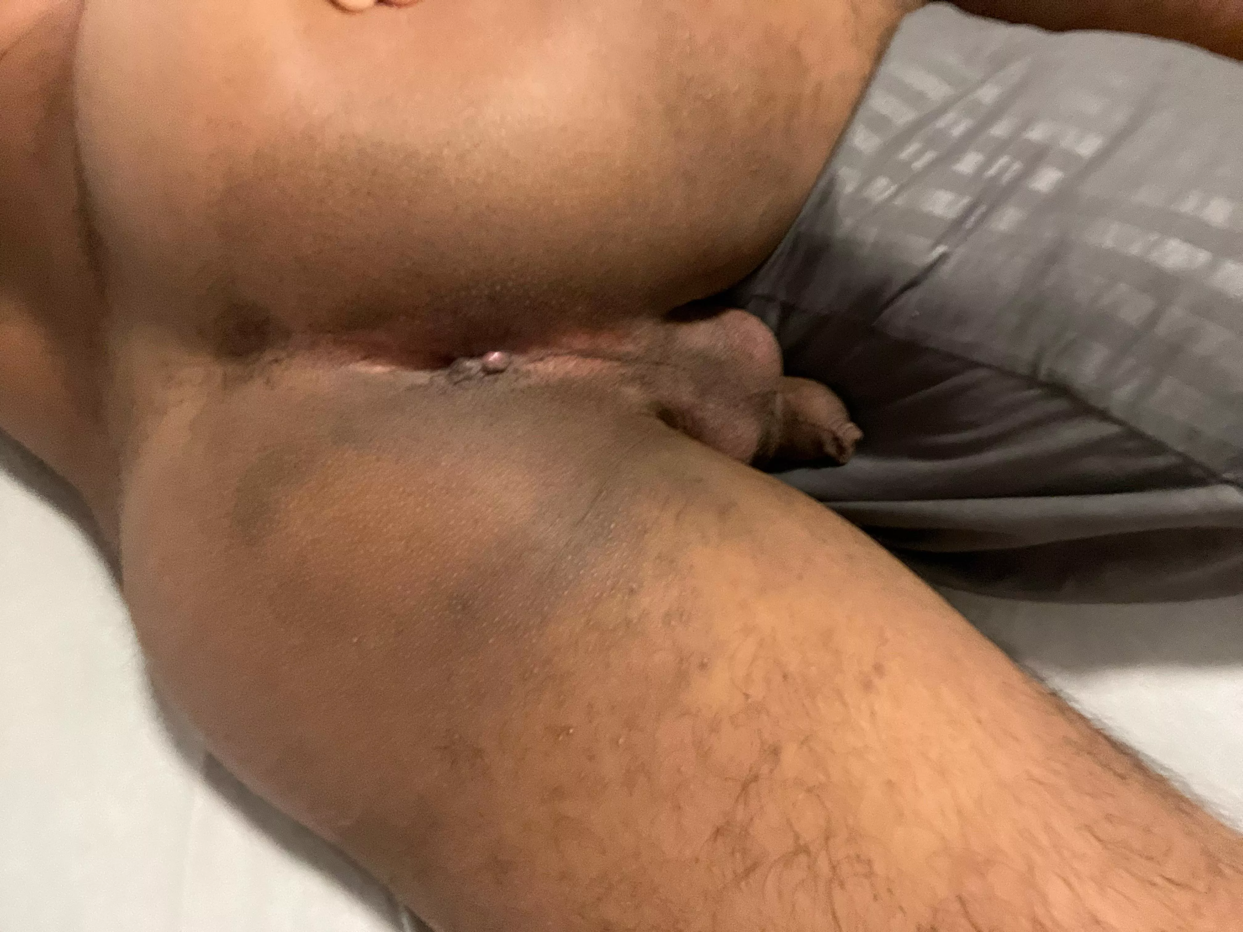 Who wants to take my virgin ass😈