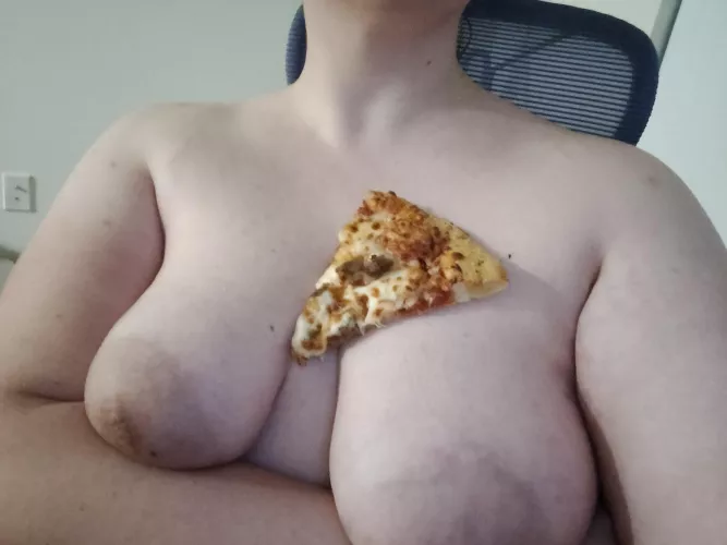 Anyone want a snack and cuddles? I've got pizza too! 💕