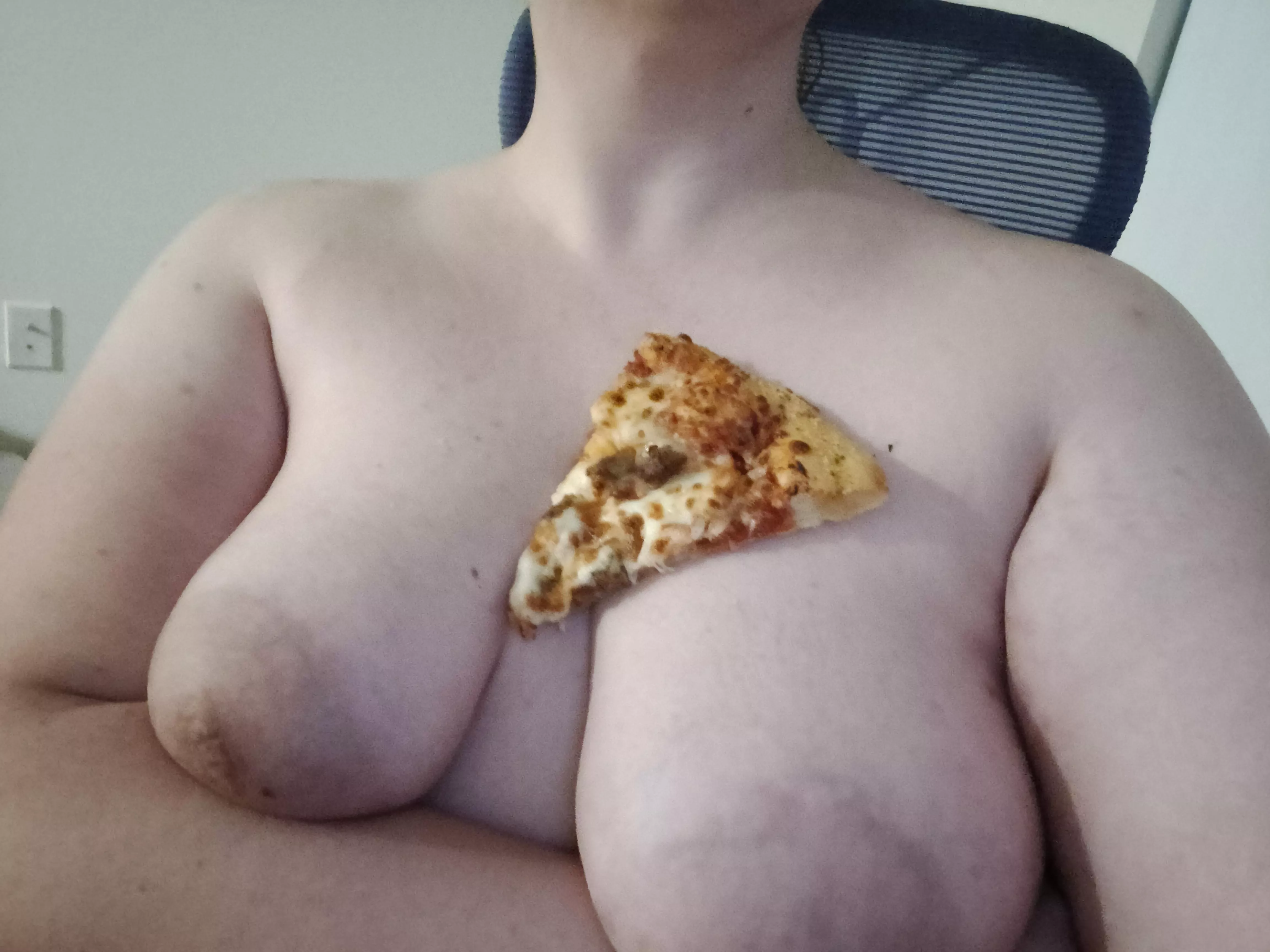 Anyone want a snack and cuddles? I've got pizza too! 💕
