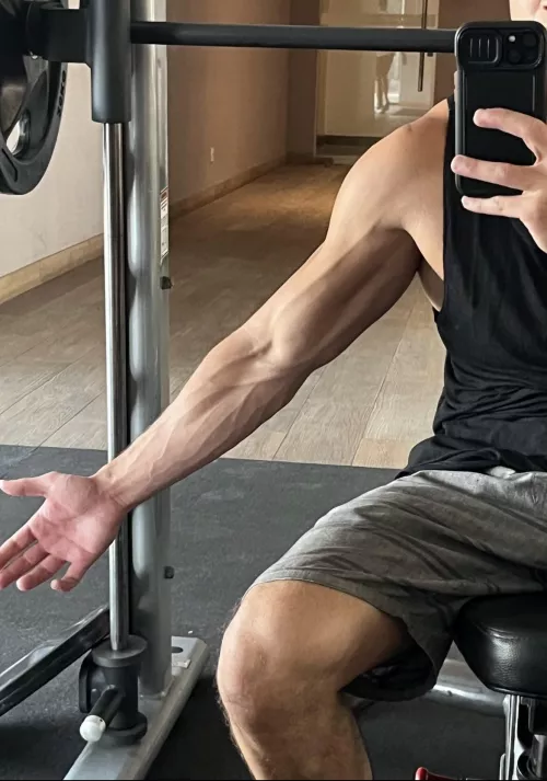 Come feel my veins up and down on my skin 🥰😍😍