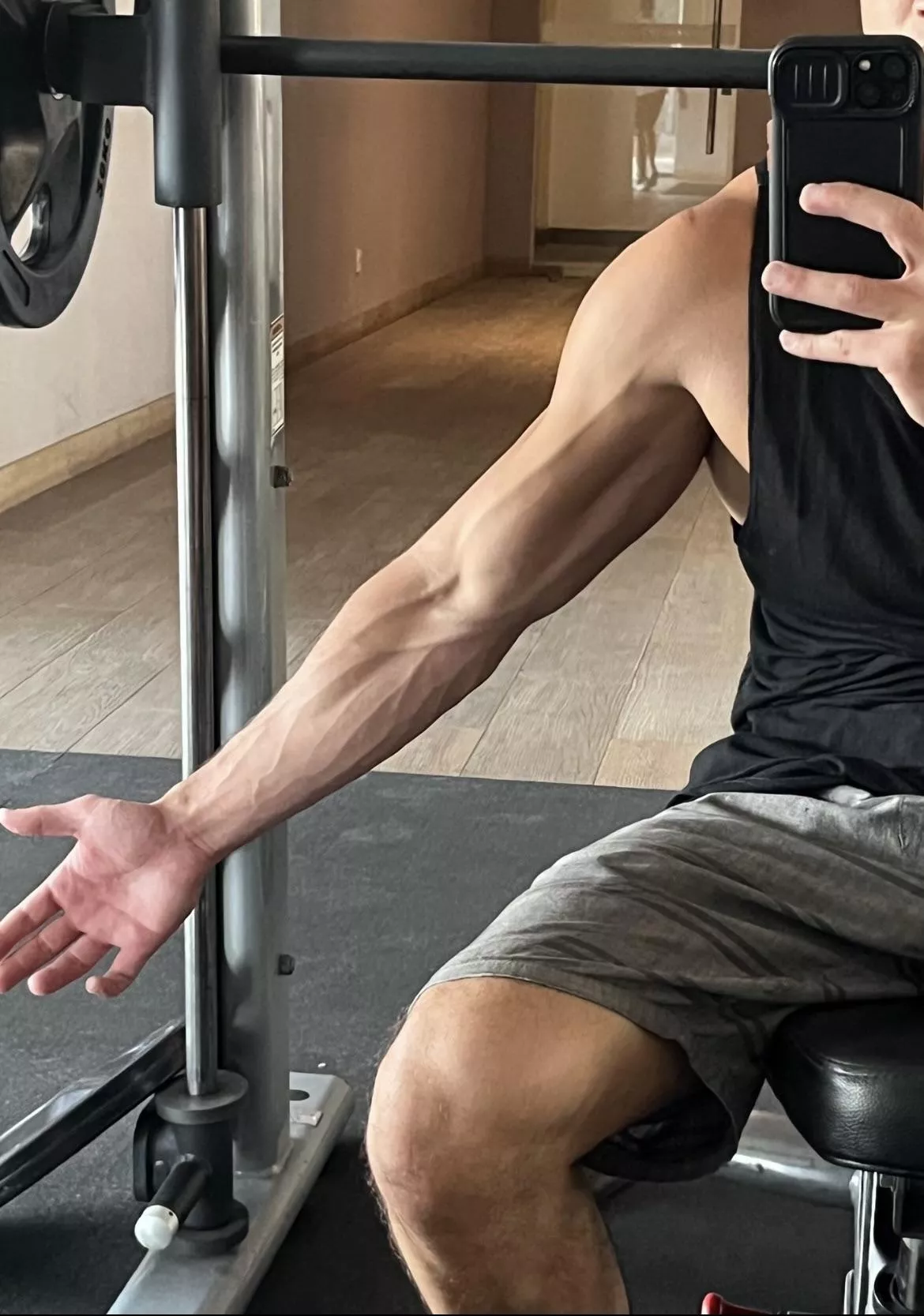 Come feel my veins up and down on my skin 🥰😍😍