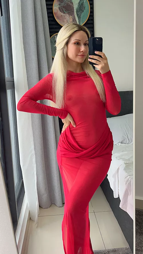 ... enjoying herself in the mirror