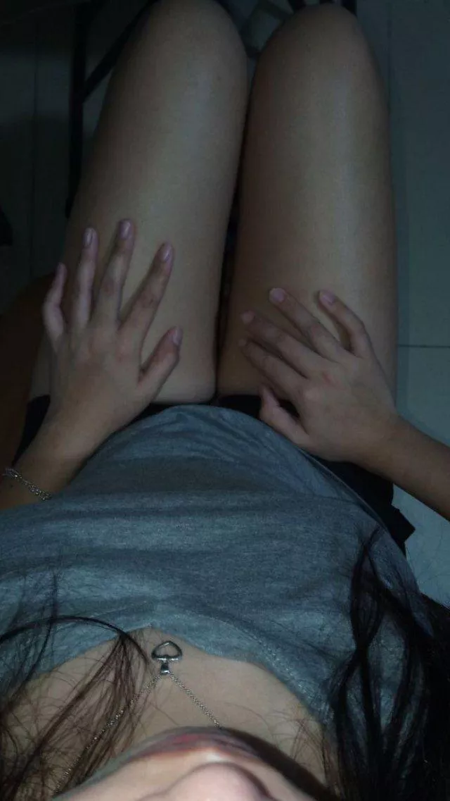 [F] walked around BGC Sunday braless & short shorts, nagkita ba tayo?