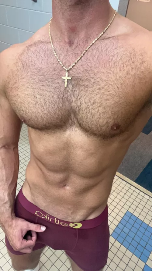 [26] showing off this V in the locker room