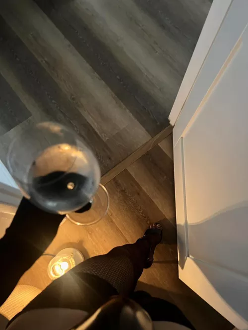 finally home alone 🖤👠