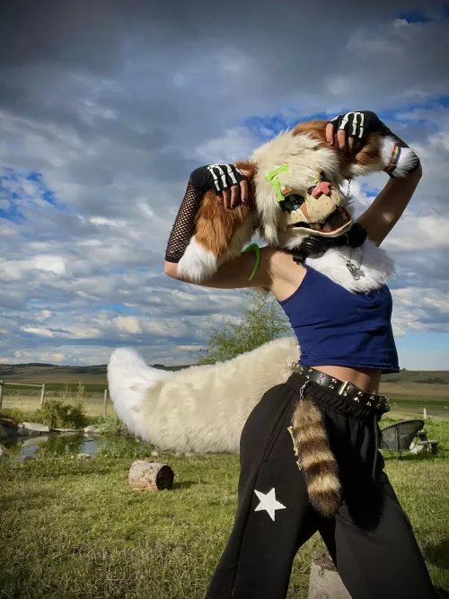 Happy Fursuit Friday, Everyone >-<