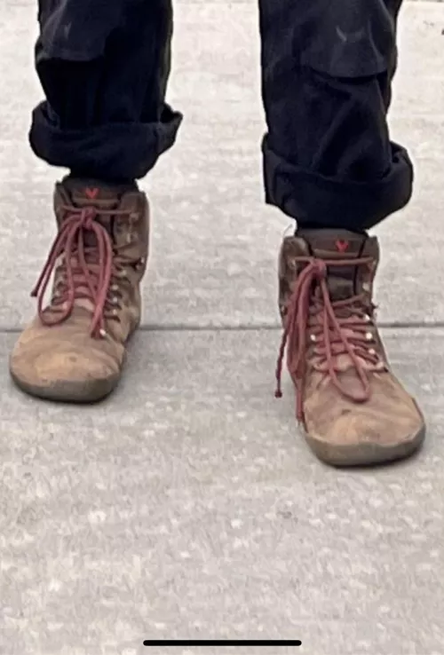 Help identifying these boots pretty please