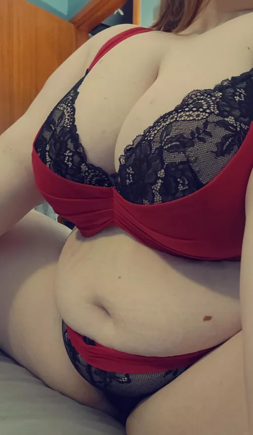 Drop a comment if my chubby body is your type 