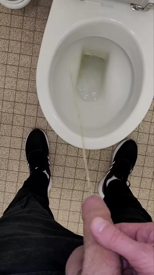 Pissing at work 💦