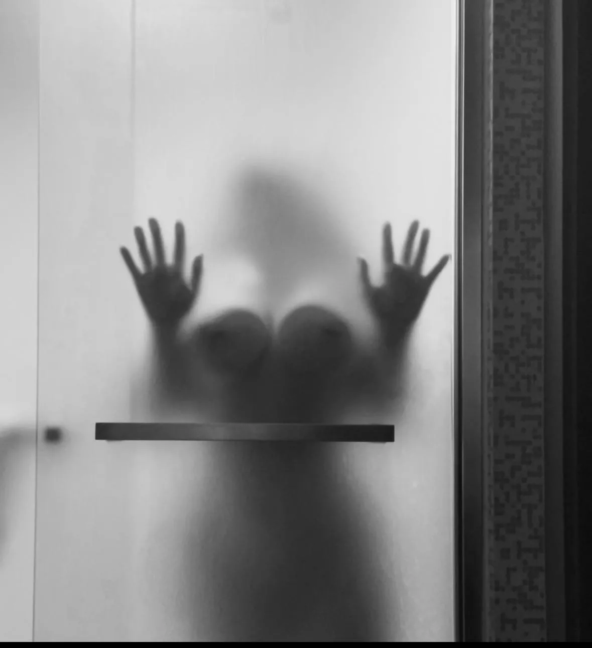 Shower doors make for the sexiest tease 🫧 