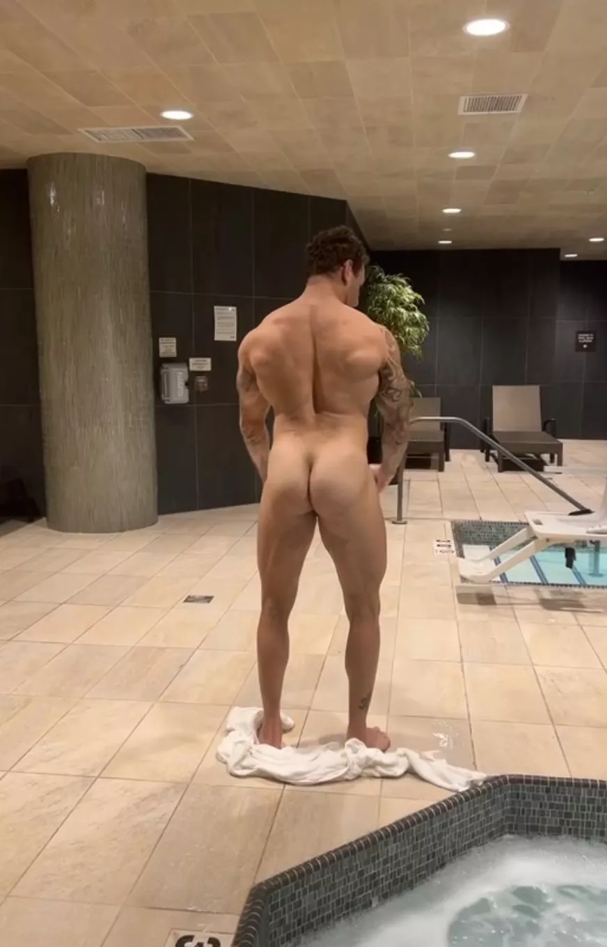 Fresh cheeks in the gym after leg day