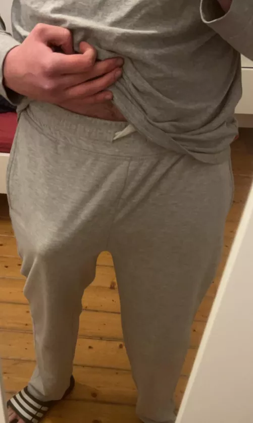 I shouldn’t wear grey sweatpants anymore (22)