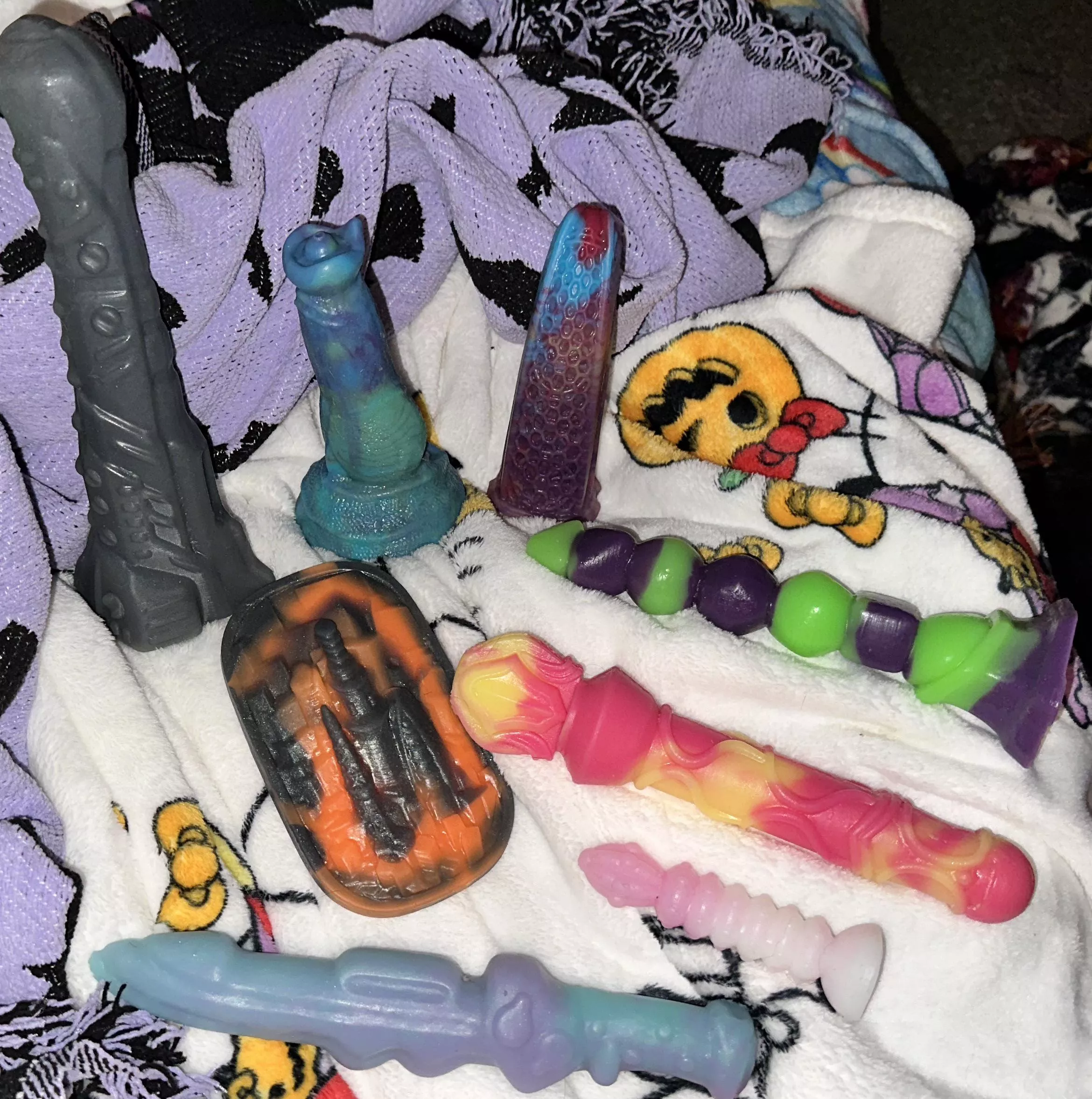 This weekend I was honoured to be a model for Erogeisha toys. And they let me take home a whole bunch of new toys that I fell in love with on set! I can’t even pick a favourite so better just keep trying till I have a top 5… right?  If there’s inte