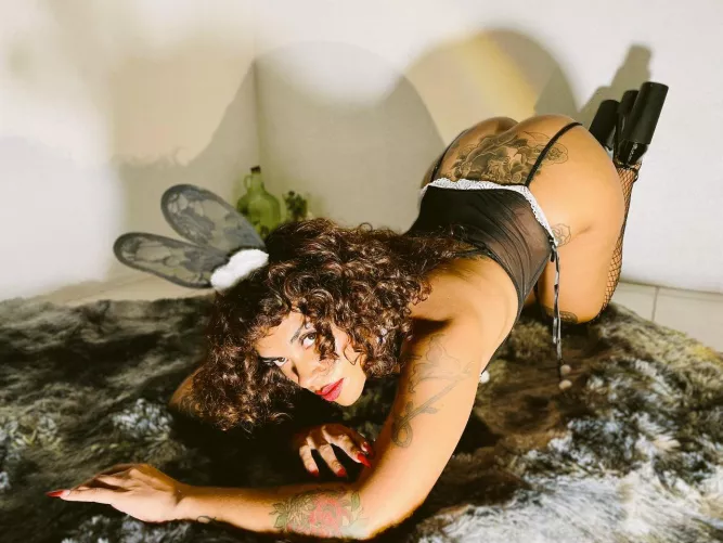 Feed your big and delicious carrot to this bunny