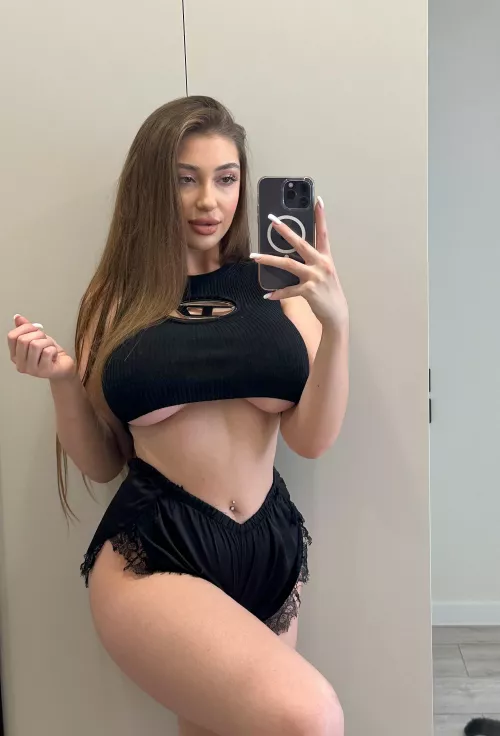 my underboob is so cute in this crop top 