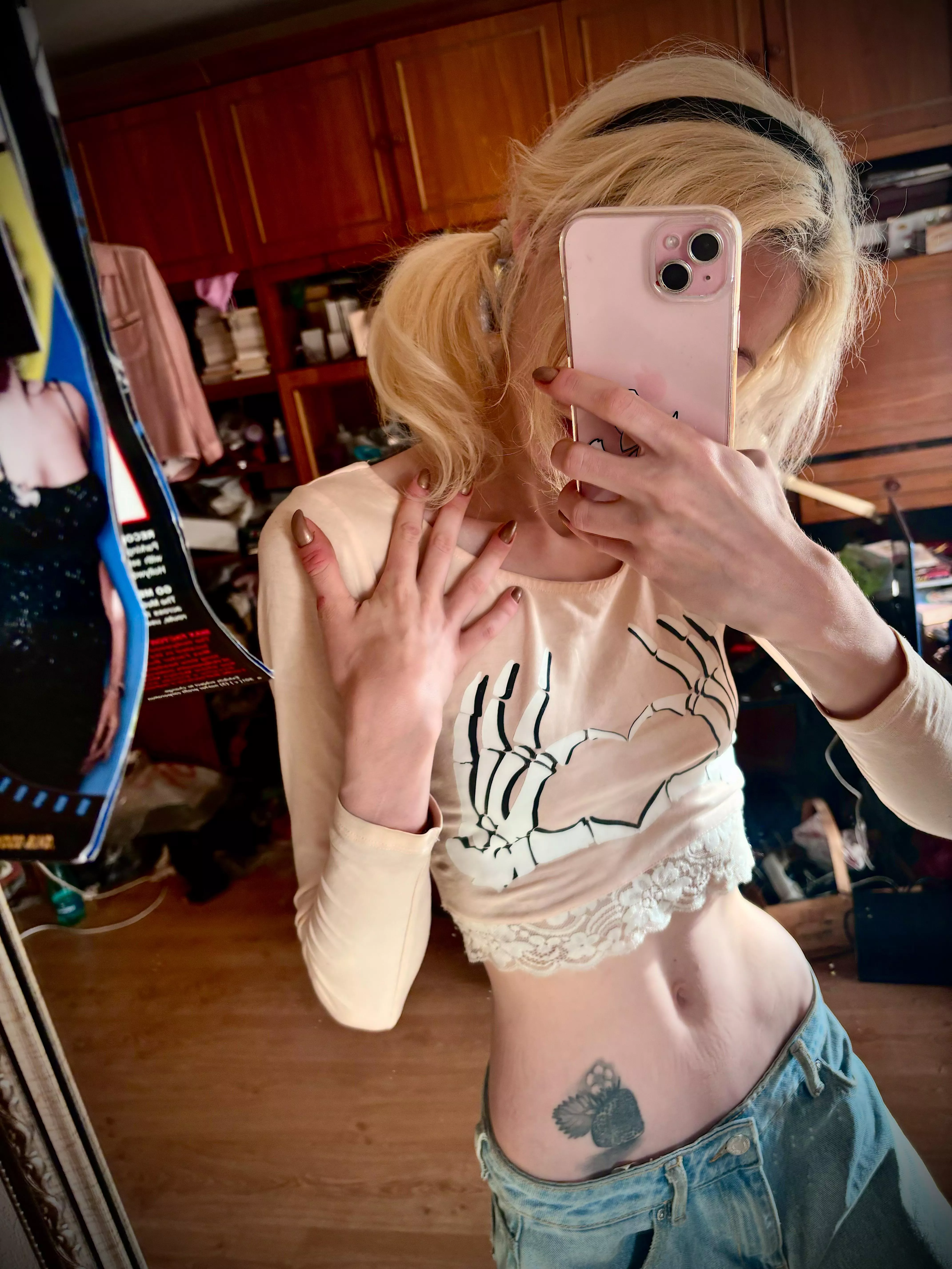 Crop top and baggy blue jeans are the best combo 