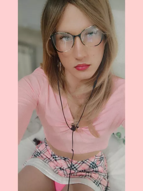 guess what I have under my panties?💋