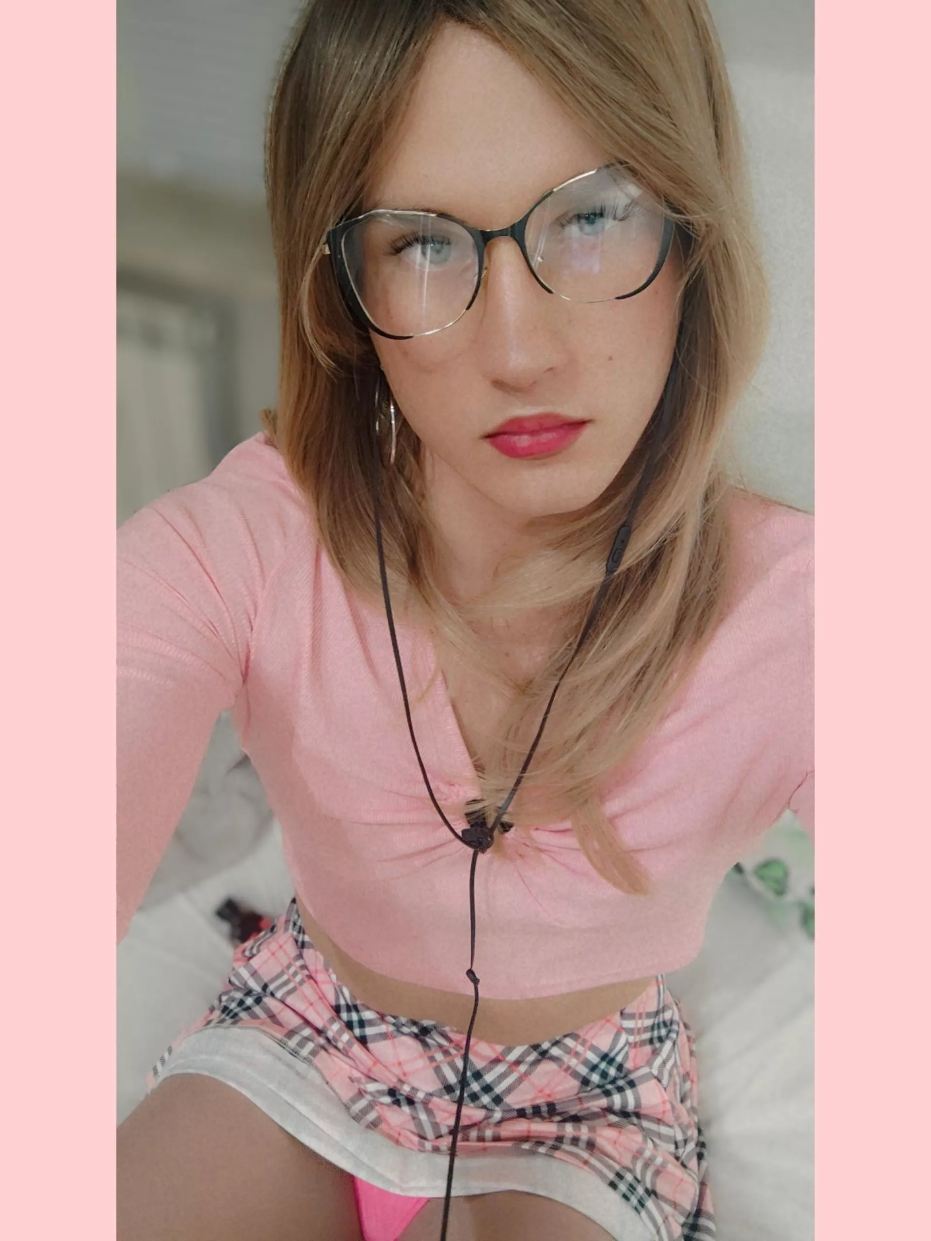 guess what I have under my panties?💋