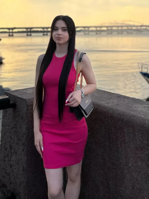 I love this pink dress
