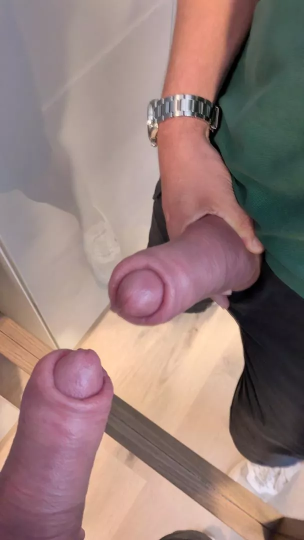 Mirror mirror on the wall 🪞, who is the thickest of them all? 😉