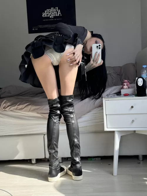 Perfect pose for a upskirt view