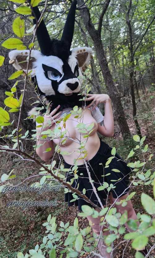Would anyone like to get lost in the woods with me? I'll make it worth your time~😘
