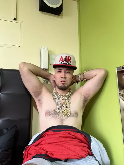 Alright bitches Im looking for submissives to lick these sweaty armpits hahaha