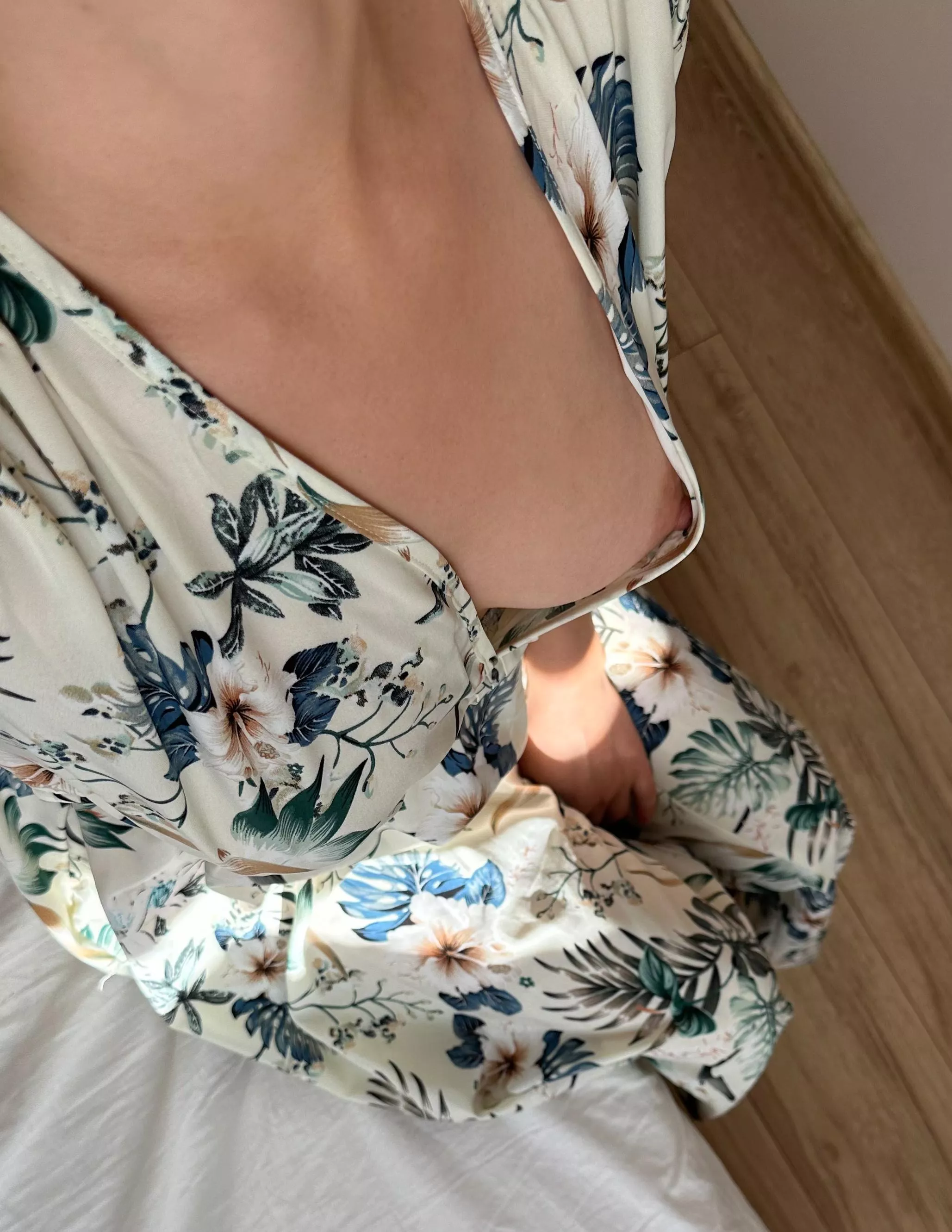 
I'm going to go to work in this dress, do you think the clients will sit on the chair ord look at me from above?