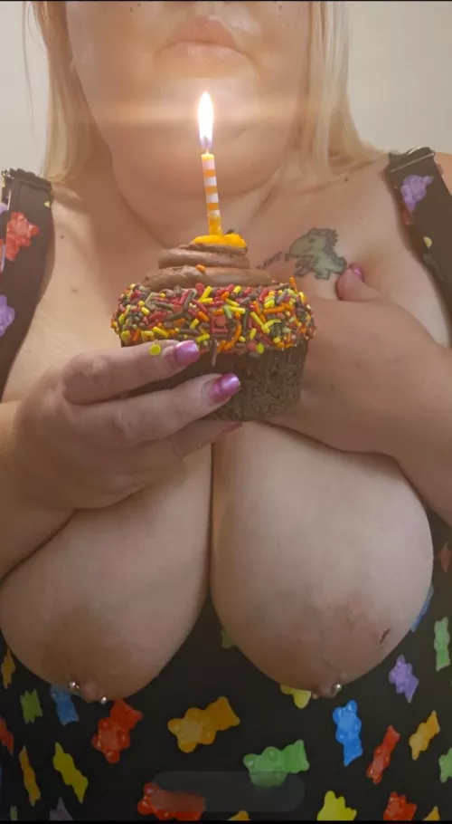 The birthday girl is about to get messy 