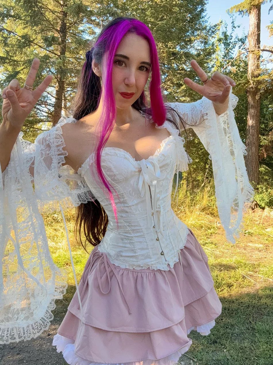 This corset keeps everything in place… but what happens when it comes off? 😈