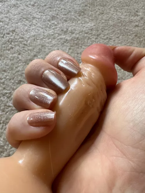 I don't have a boyfriend, so I'm showing off my manicure to you