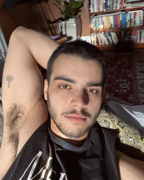 pizza, beer and mario kart tonight. happy friday to the gay people in my phone!