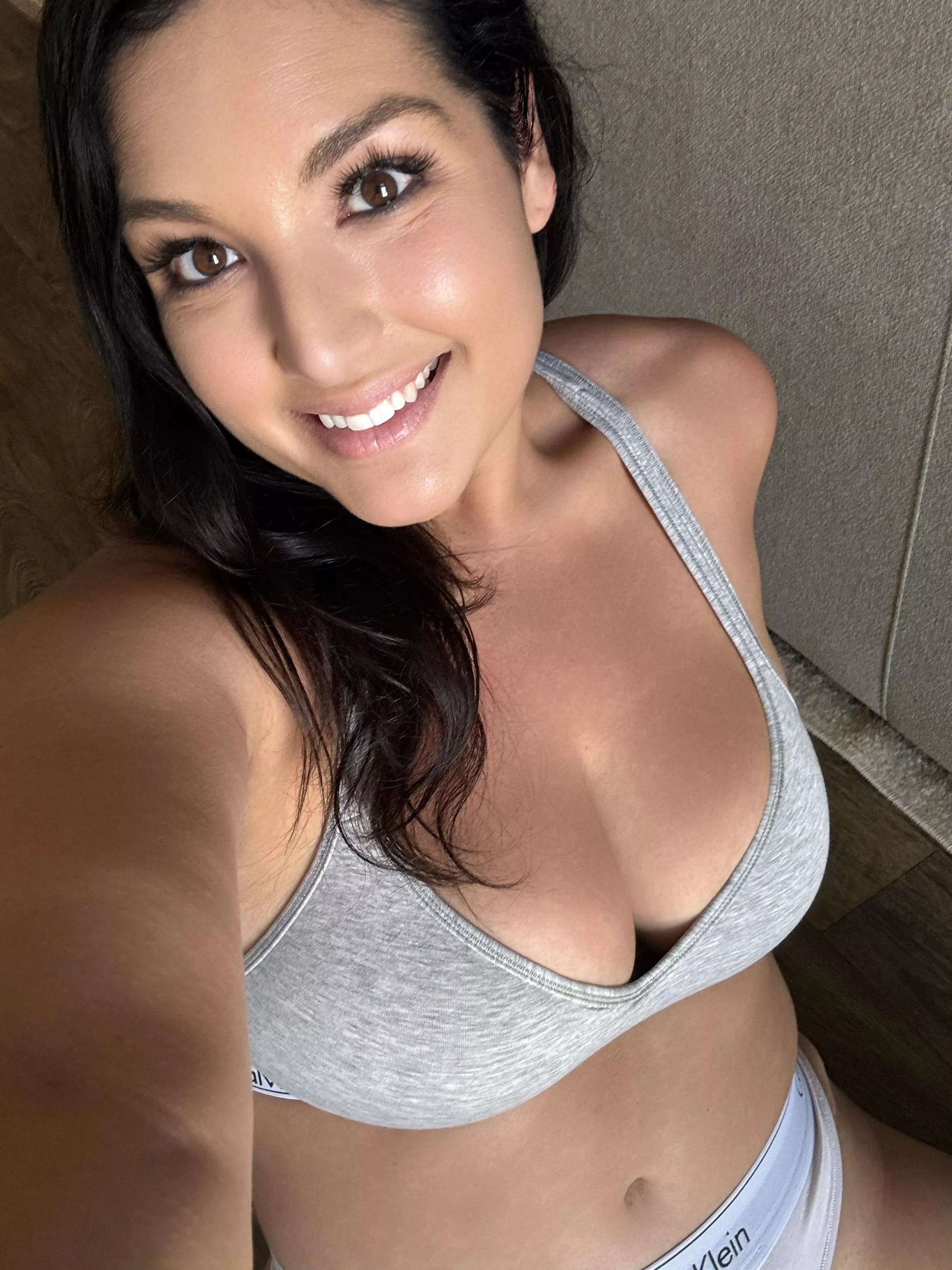 This milf doesn’t feel like getting dressed today 