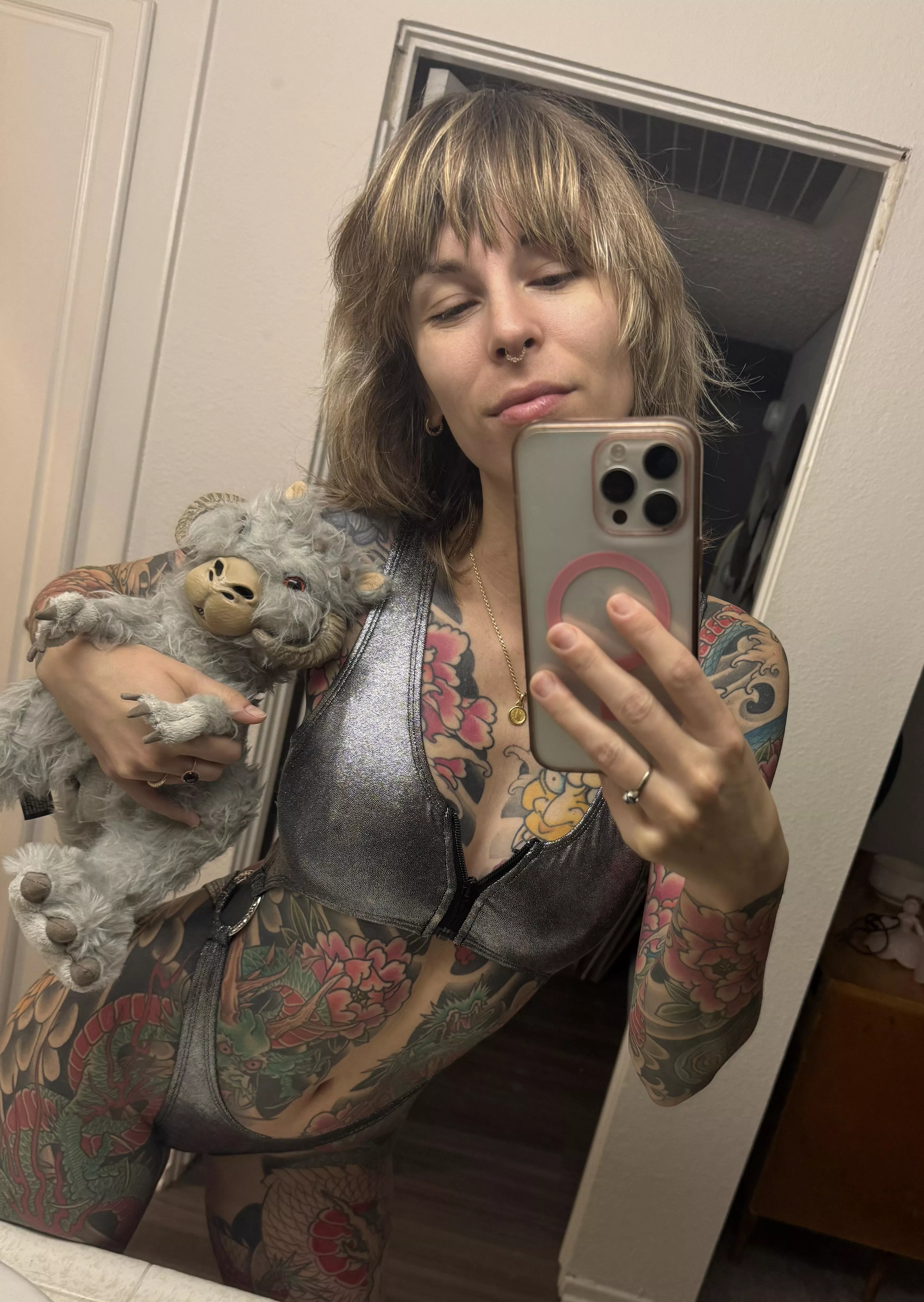 What do you think of my new galactic outfit? [f]