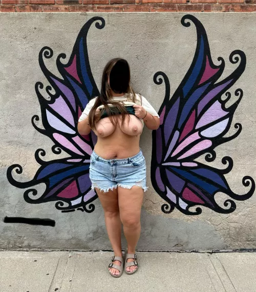 Anyone else tempted by those murals?