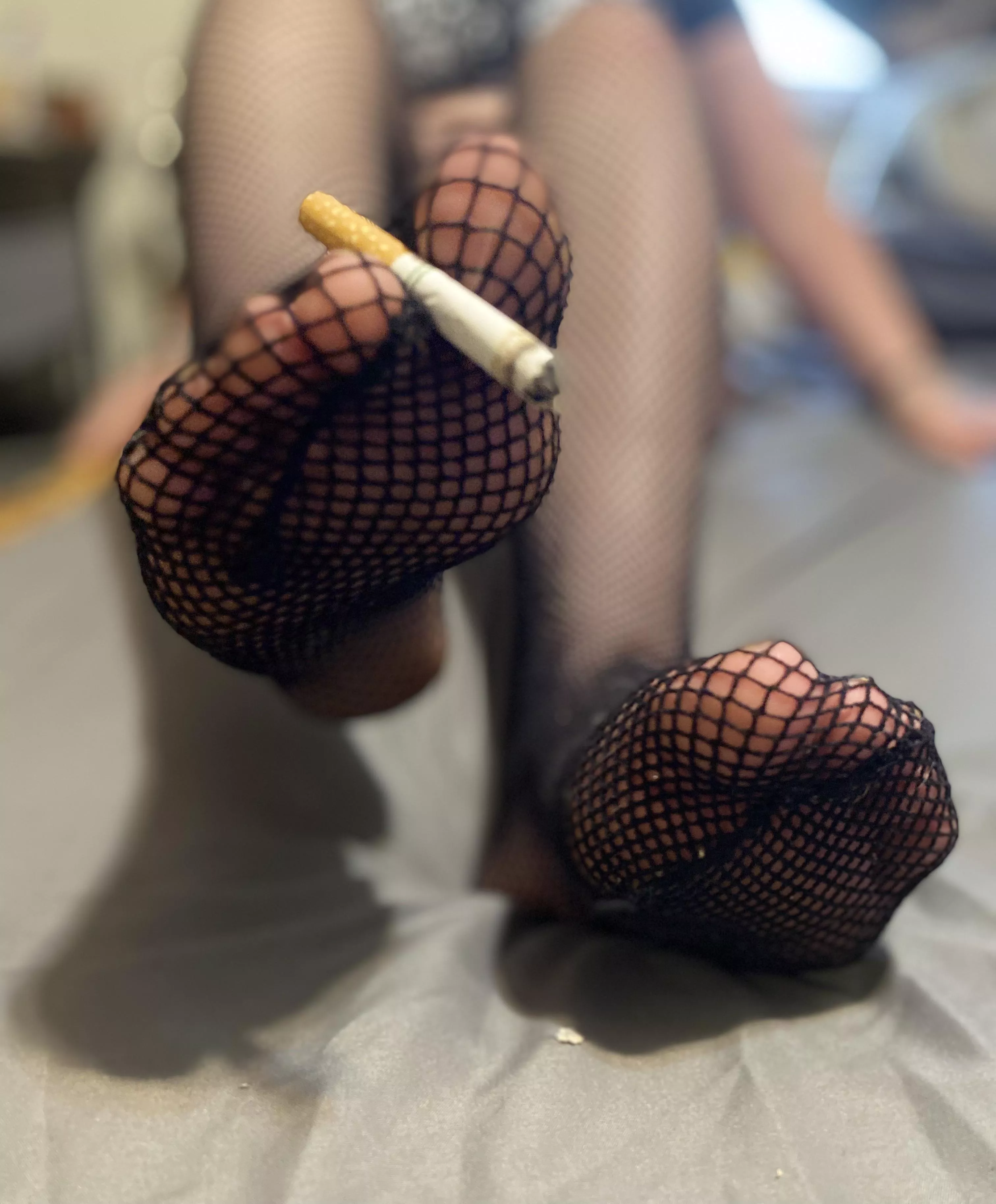 Care for a drag off my cigarette ? I know you wanna be close to my feet 😜💋