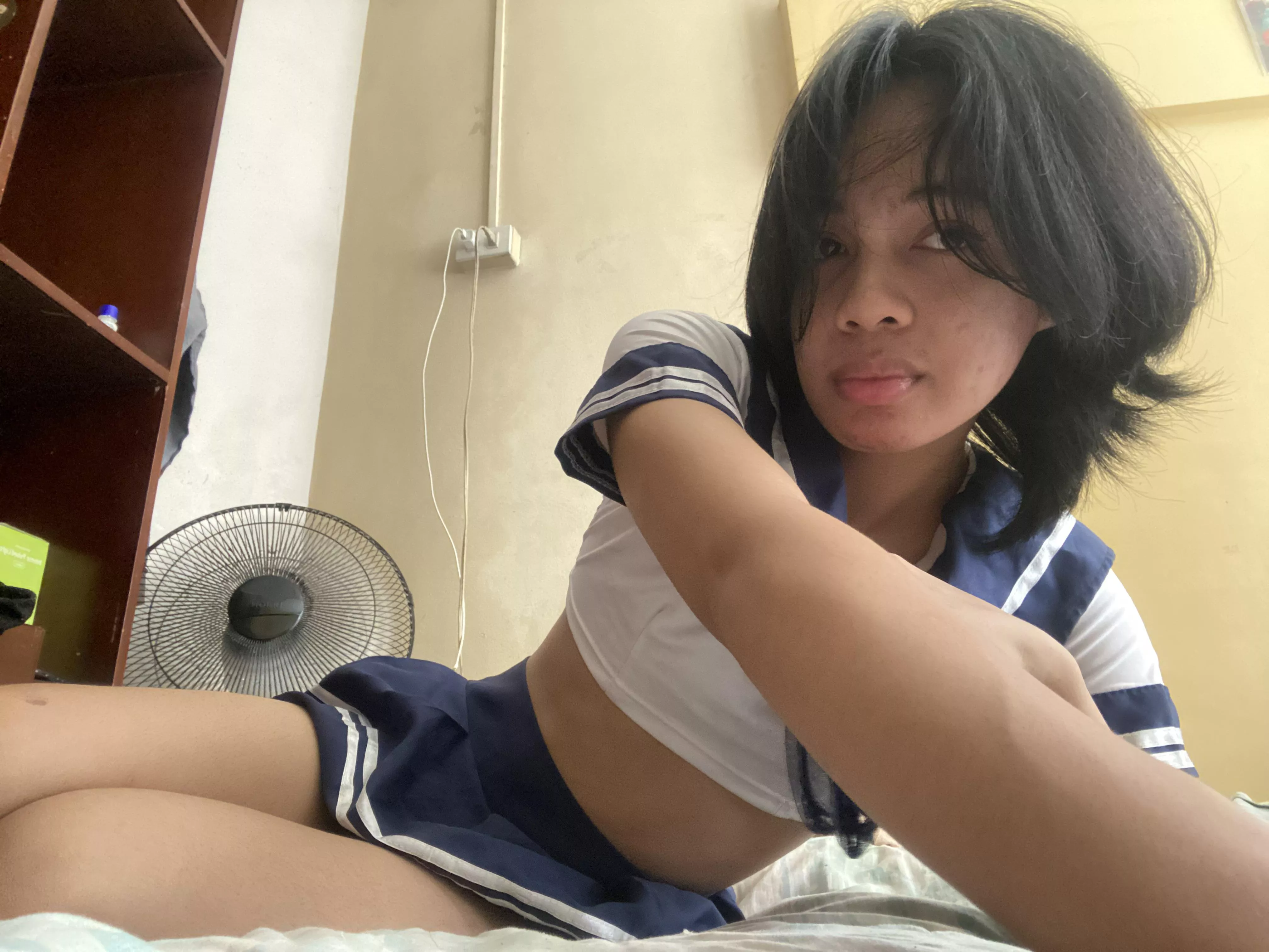 Hair is messy so….dont mind 