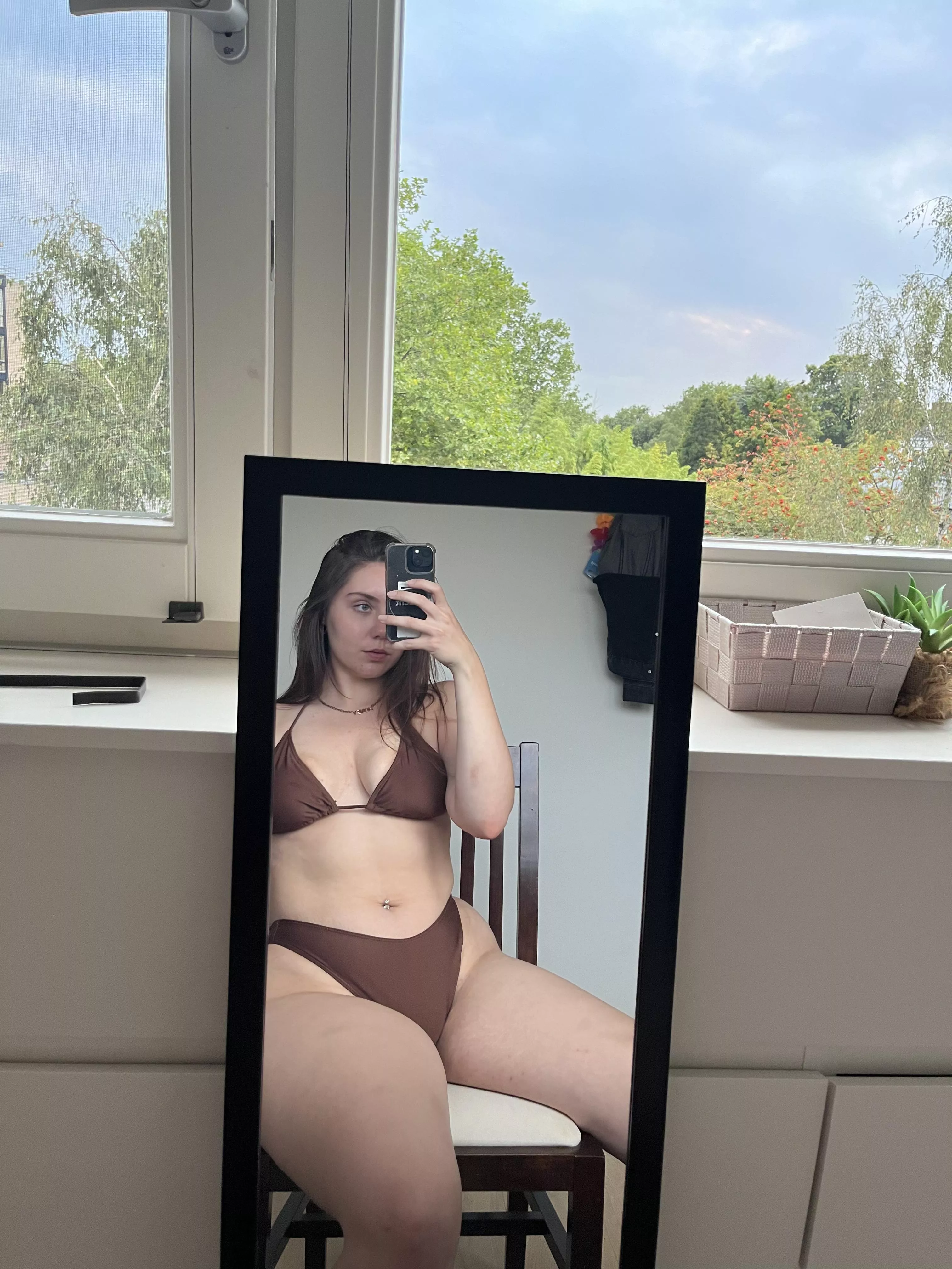 i feel so shy showing off my thicc and curvy body